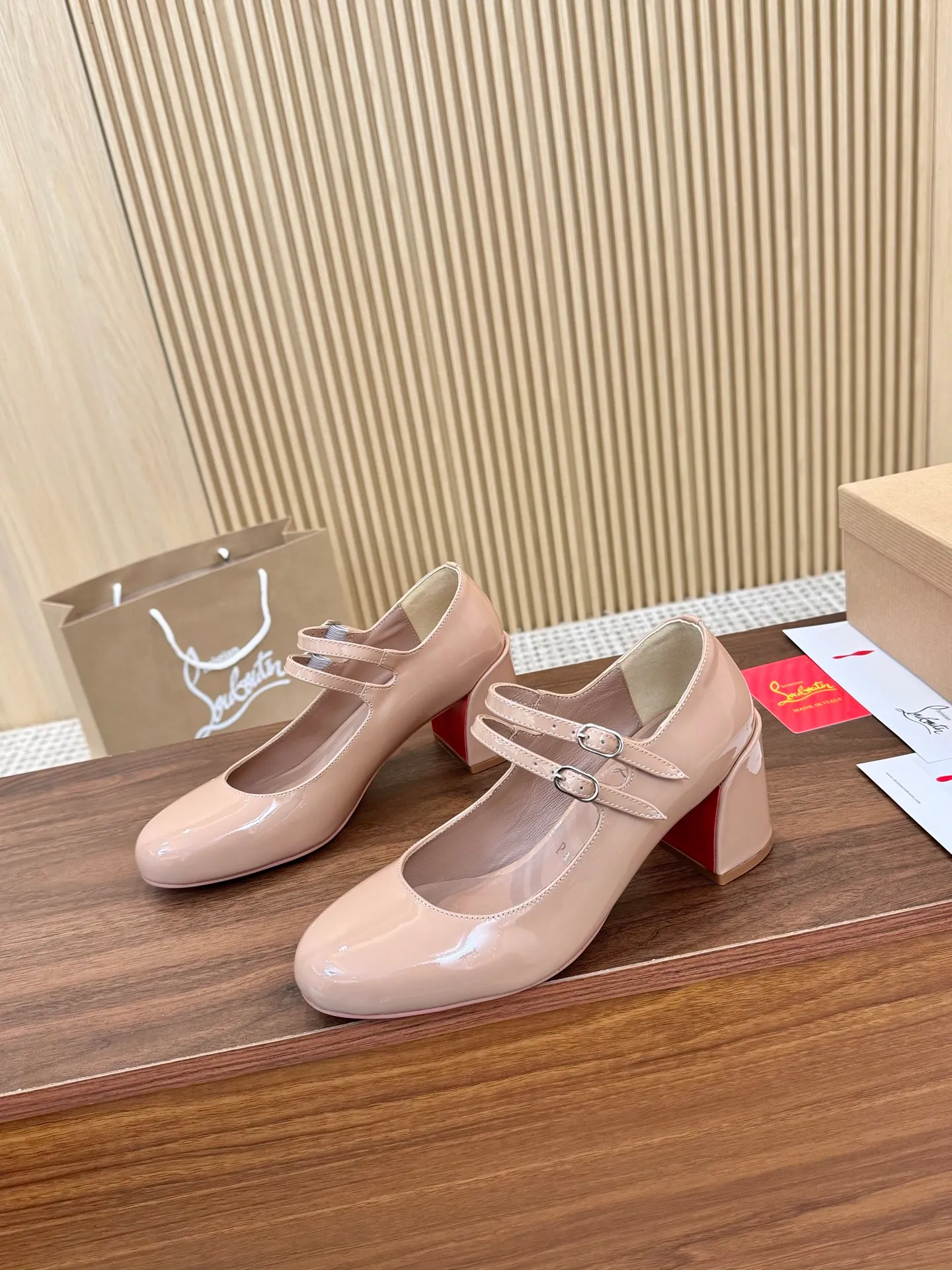 👟👟Ex-factory price 480👟👟 Genuine leather sole +40 Year-round shipment💝Christian Louboutin CL👠 "Patent Leather Series" Noble and luxurious, real blingbling✨ Real materials, all customized by the pattern maker, and the materials are made of original customized materials to achieve the taste of the original 6 color options💍Upper: Imported👉cow patent leather💪 Lining: Sheepskin foot pad/lining Size: 34-40.41.42 Heel height: 6.5cm